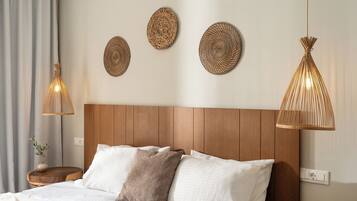 Brankas, ruang kerja ramah laptop, kedap suara, dan Wi-Fi gratis