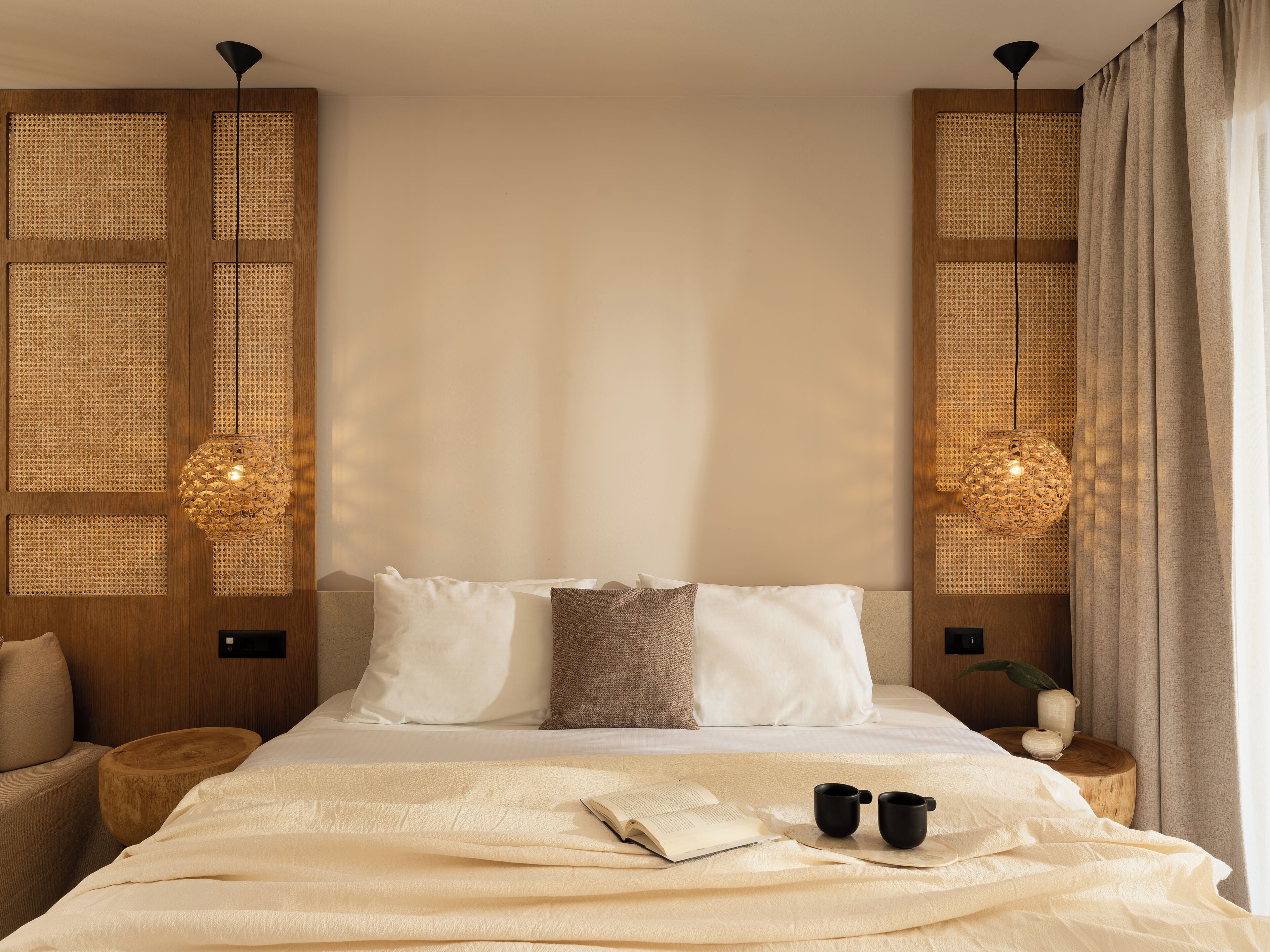 Caja de seguridad en la habitación y espacio para trabajar con laptop 