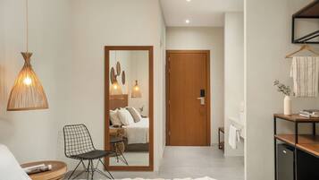 Zimmersafe, laptopgeeigneter Arbeitsplatz, schallisolierte Zimmer