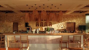 2 bars/lounges, cocktail bar