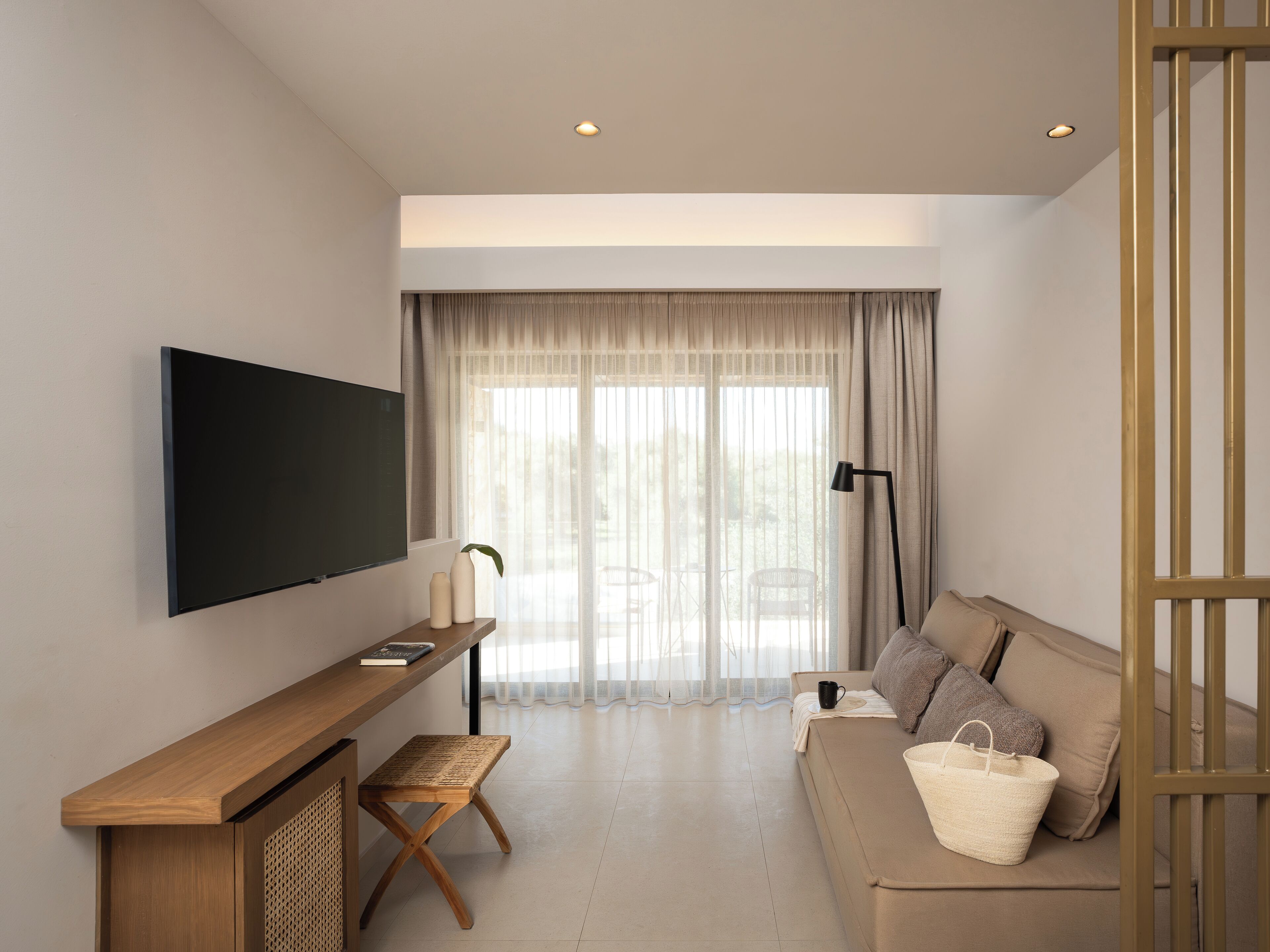 Duplex Family Suite, Pool View | Caja de seguridad en la habitación y espacio para trabajar con laptop 