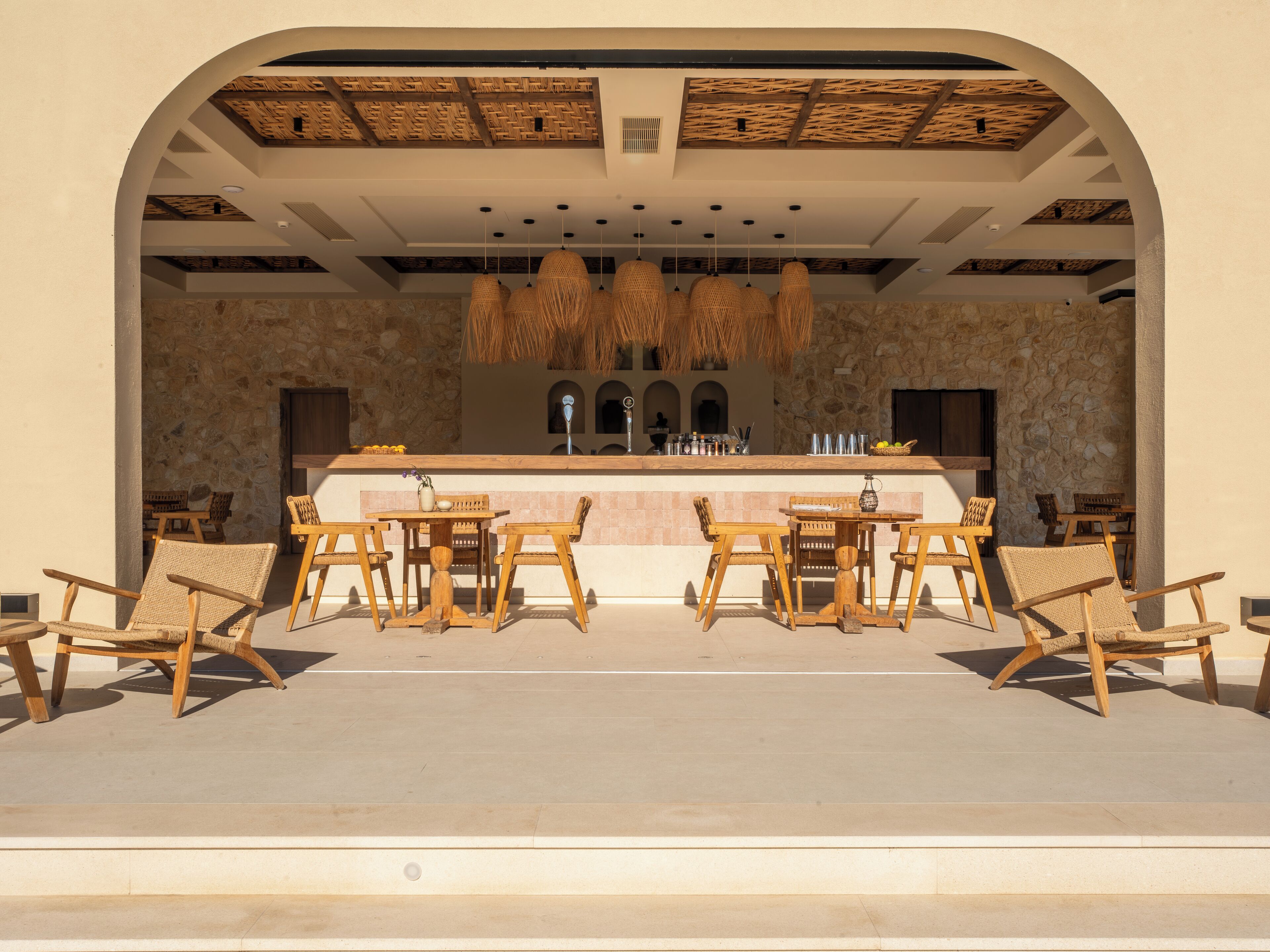 2 bars/lounges, cocktail bar