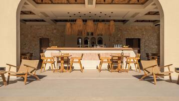 2 bars/lounges, cocktail bar