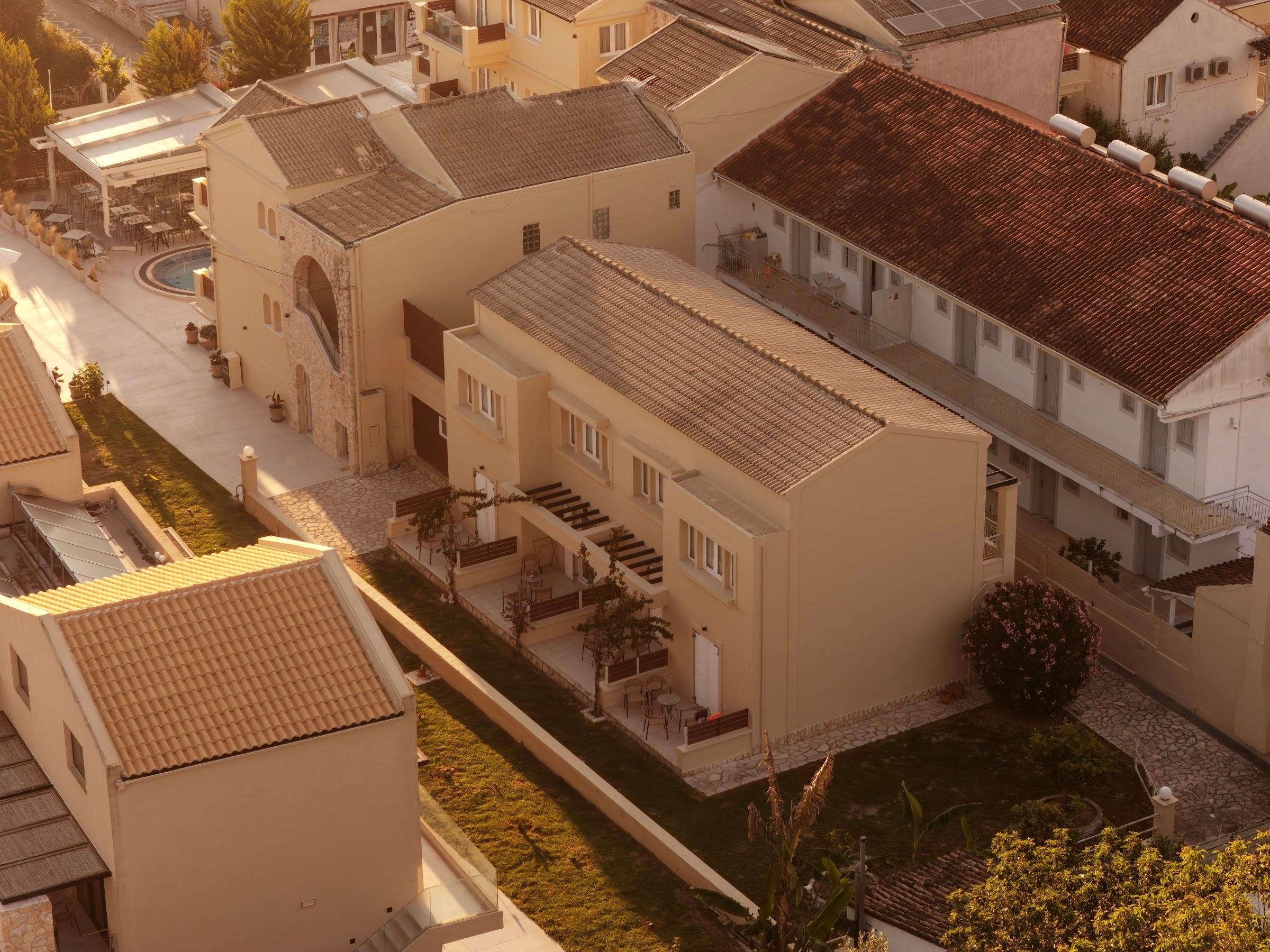 Un edificio residencial con varios balcones, piscina y jardín.
