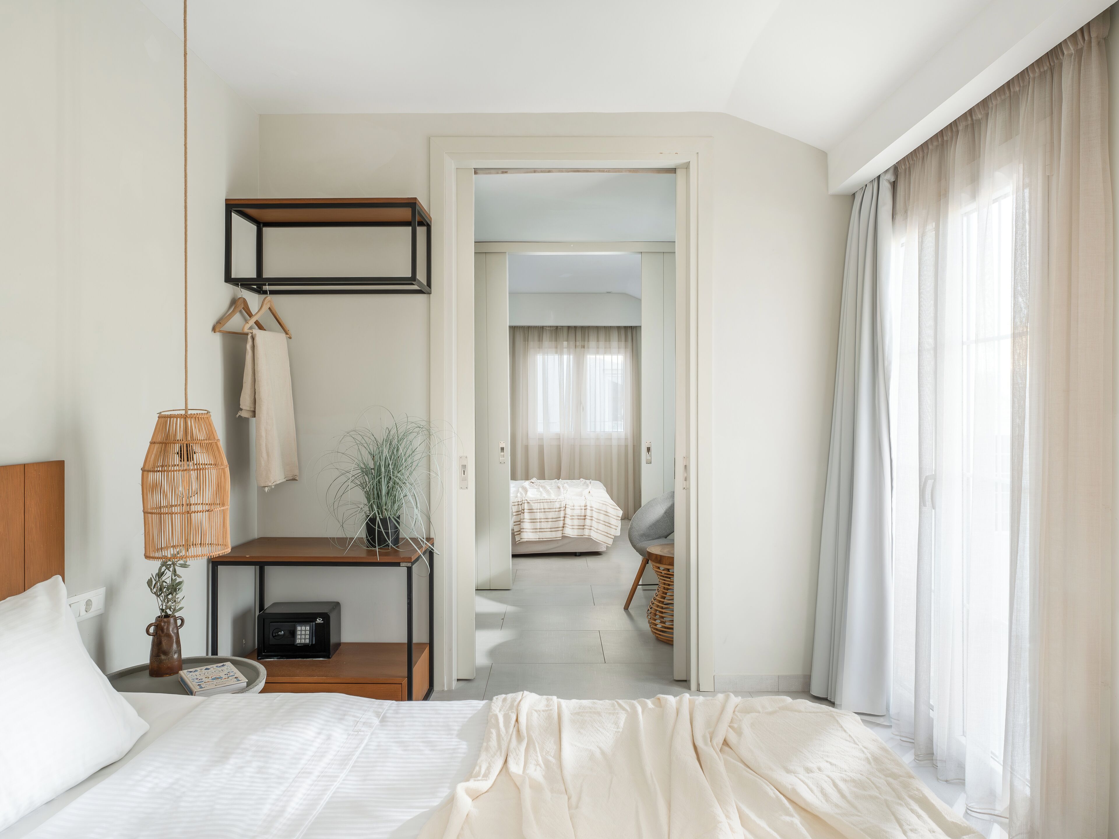 Deluxe Two Bedroom, Family Suite | Caja de seguridad en la habitación y espacio para trabajar con laptop 