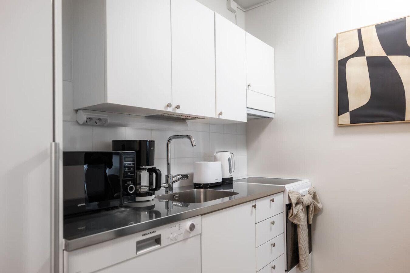 Kylskåp, mikrovågsugn, ugn och spishäll