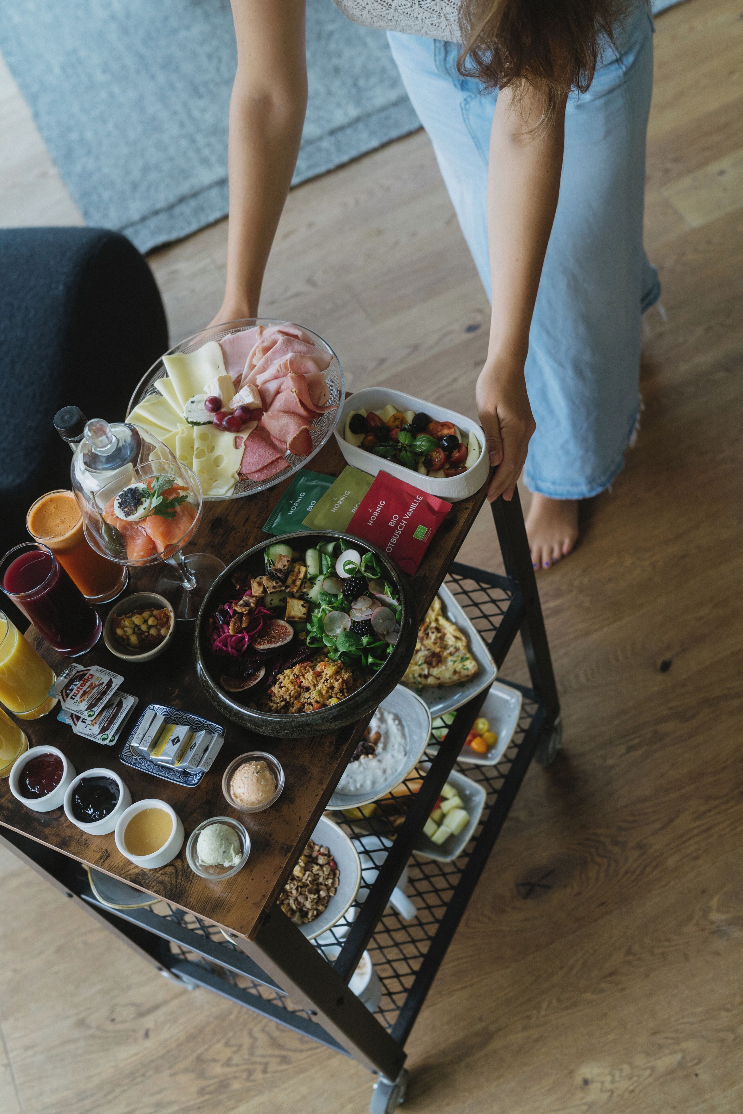 Ein Frühstücksbuffet mit verschiedenen Speisen und Getränken.