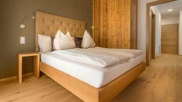 Coburg QUEEN | In-room safe, individually decorated, blackout drapes