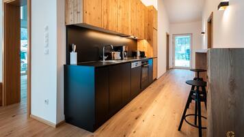 ON TOP with private sauna | Private kitchen | Full-size fridge, microwave, oven, stovetop