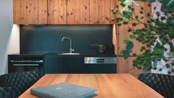 Coburg QUEEN | Eget kjøkken | Kjøleskap, mikrobølgeovn, ovn og kokeplater