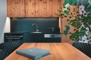 Coburg QUEEN | Eget kjøkken | Kjøleskap, mikrobølgeovn, ovn og kokeplater