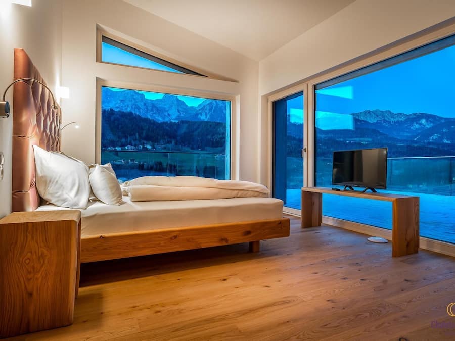 ON TOP with private sauna | In-room safe, blackout drapes, iron/ironing board (on request)