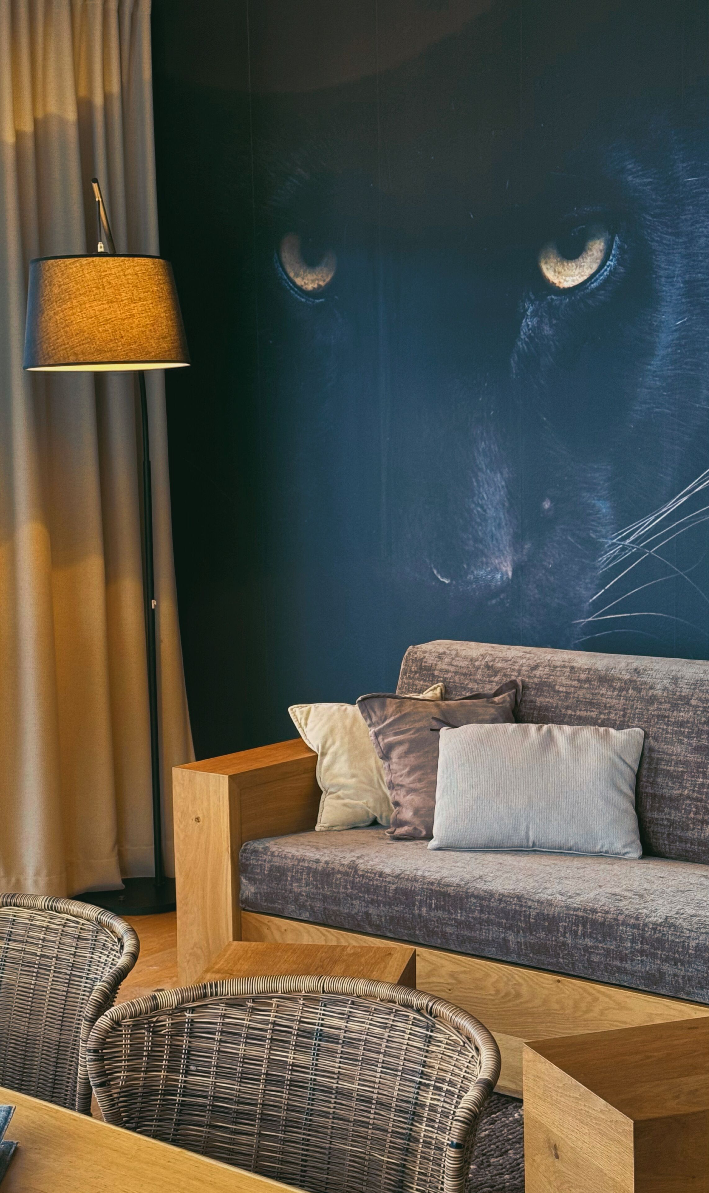 Coburg TWO | Caja de seguridad en la habitación y decoración personalizada 