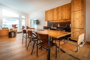 Refrigerador con freezer, microondas, horno, placa de cocina