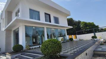 Desk, laptop workspace, free WiFi