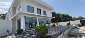 書桌、筆電工作空間、免費無線上網