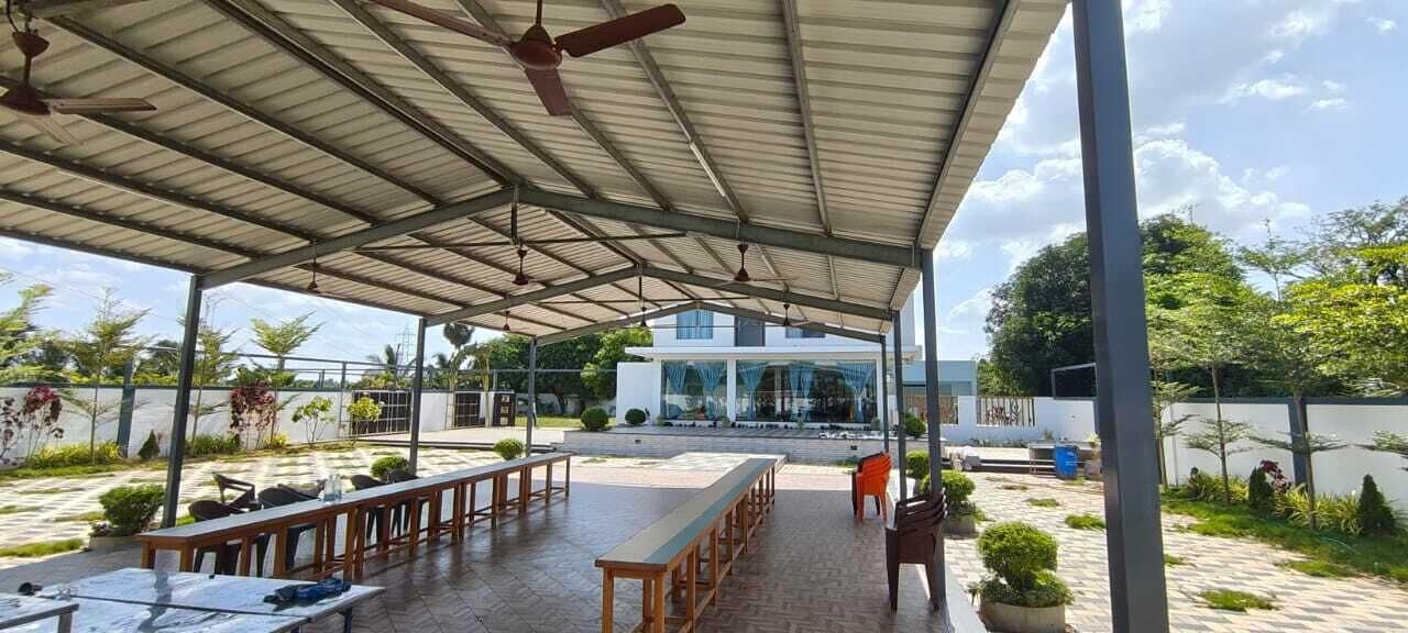 Desk, laptop workspace, free WiFi