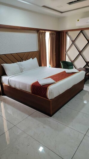 Desk, laptop workspace, free WiFi