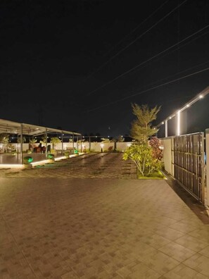 مكتب ومساحة عمل للكمبيوتر المحمول وواي فاي مجانًا