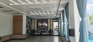 مكتب ومساحة عمل للكمبيوتر المحمول وواي فاي مجانًا