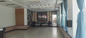 مكتب ومساحة عمل للكمبيوتر المحمول وواي فاي مجانًا