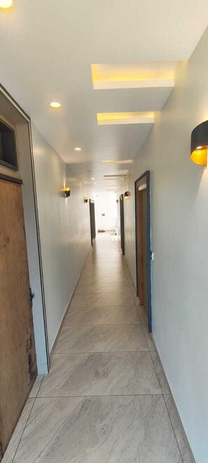 مكتب ومساحة عمل للكمبيوتر المحمول وواي فاي مجانًا