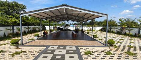 Escritorio, espacio para trabajar con laptop y wifi gratis