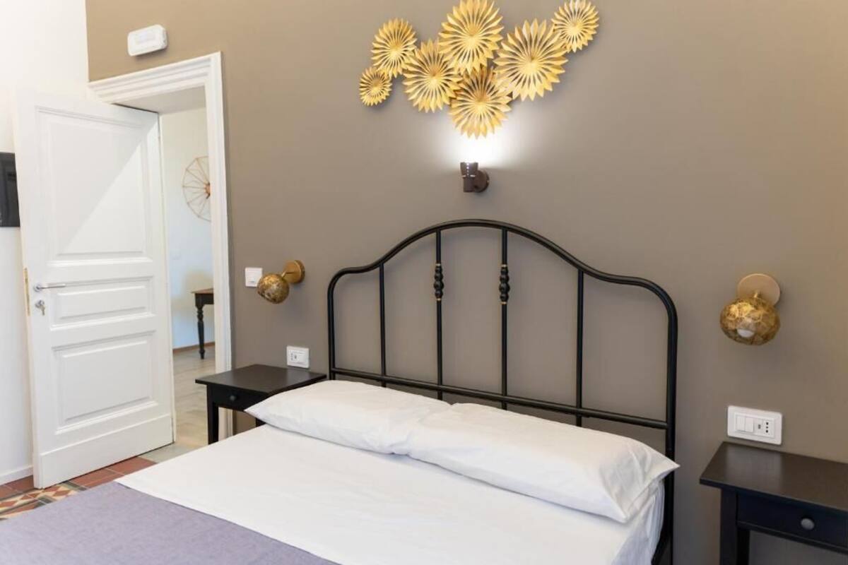 Habitación doble estándar, balcón, vista a la ciudad | Caja de seguridad en la habitación y cortinas blackout