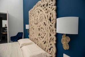 Habitación doble superior, balcón, vista a la ciudad | Caja de seguridad en la habitación y cortinas blackout 