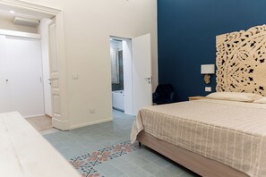 غرفة سوبيريور مزدوجة - بشرفة - منظر للمدينة | خزنة داخل الغرفة وستائر تعتيم ومكواة/لوح كي وواي فاي مجانًا