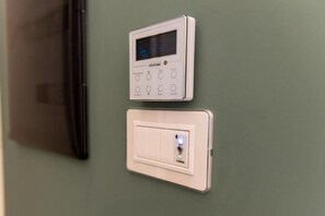 غرفة مزدوجة كلاسيكية - بشرفة - منظر للمدينة | خزنة داخل الغرفة وستائر تعتيم ومكواة/لوح كي وواي فاي مجانًا