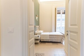 Classic-Doppelzimmer, Balkon, Stadtblick | Zimmersafe, Verdunkelungsvorhänge, Bügeleisen/Bügelbrett