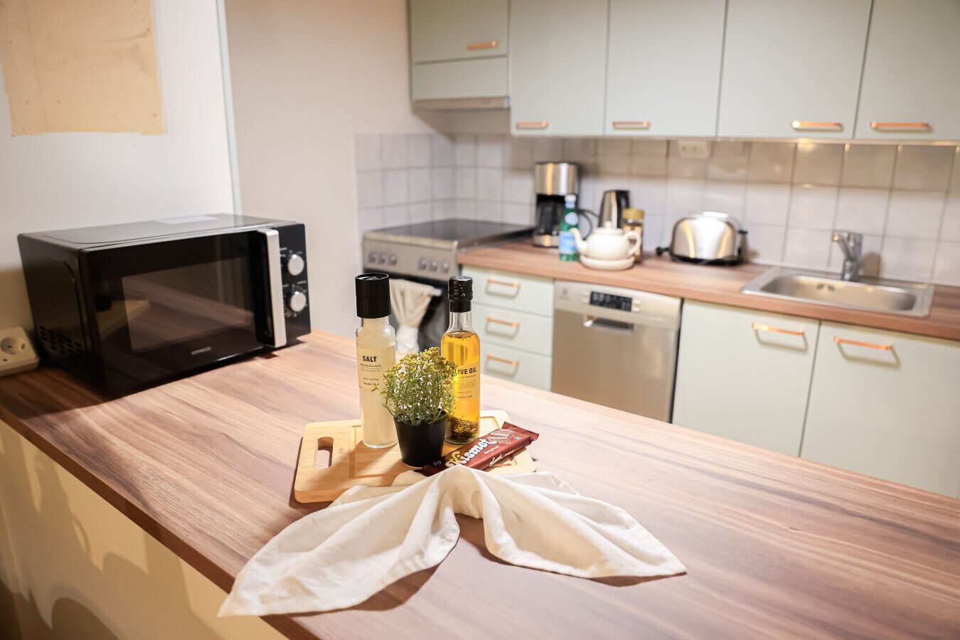 Kjøleskap, mikrobølgeovn, ovn og kokeplater