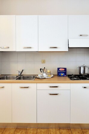 Fridge, microwave, cookware/dishes/utensils - Pleione by Interhome (Bibione)