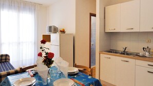 Réfrigérateur, micro-ondes, batterie de cuisine, vaisselle et ustensiles