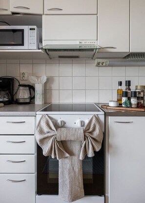 Jääkaappi, mikroaaltouuni, uuni, liesi