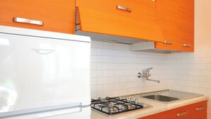 Kühlschrank, Mikrowelle, Kochgeschirr/Geschirr/Besteck