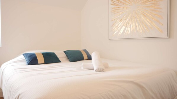 Escrivaninha, roupa de cama