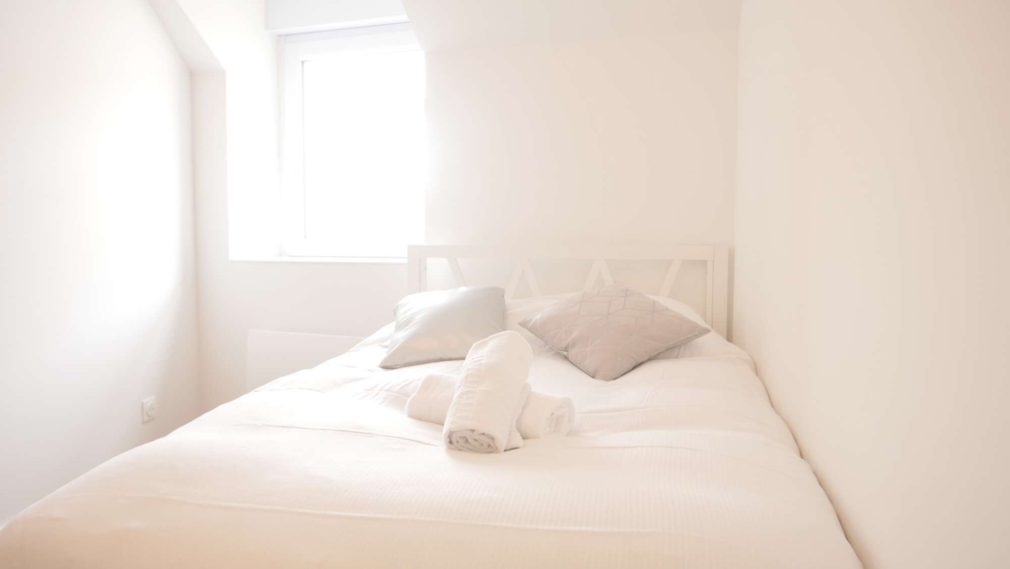 Een bureau, beddengoed