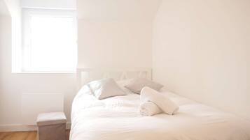 Escritorio y ropa de cama