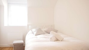 Desk, bed sheets - "OPARADI" Le Vert d'Opale III (Le Portel)