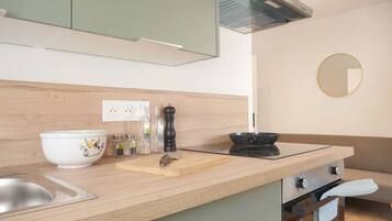 Fridge, oven, stovetop, dishwasher