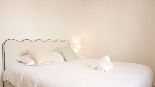 Desk, WiFi, bed sheets - "OPARADI" Opal green I (Le Portel)