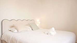 Desk, WiFi, bed sheets - "OPARADI" Opal green I (Le Portel)