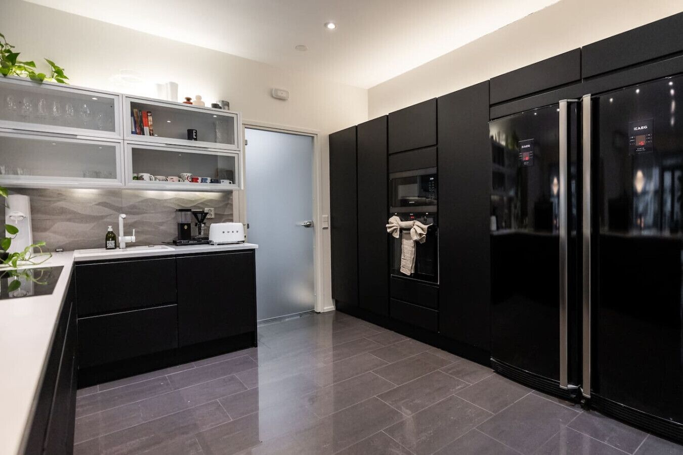 Jääkaappi, mikroaaltouuni, uuni, liesi