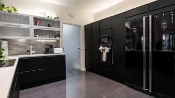 Jääkaappi, mikroaaltouuni, uuni, liesi