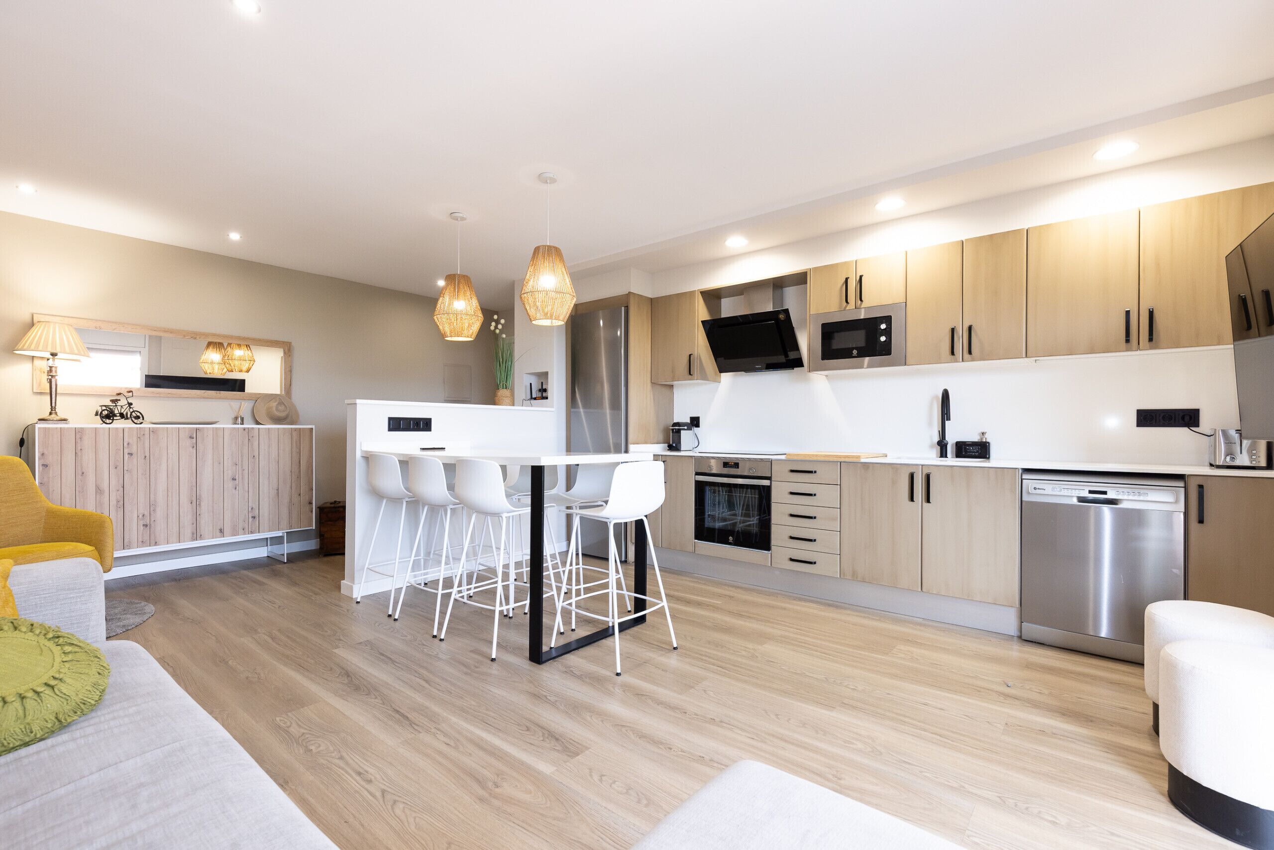 Jääkaappi, mikroaaltouuni, uuni, astianpesukone