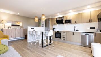 Een koelkast, een microgolfoven, een oven, een vaatwasser