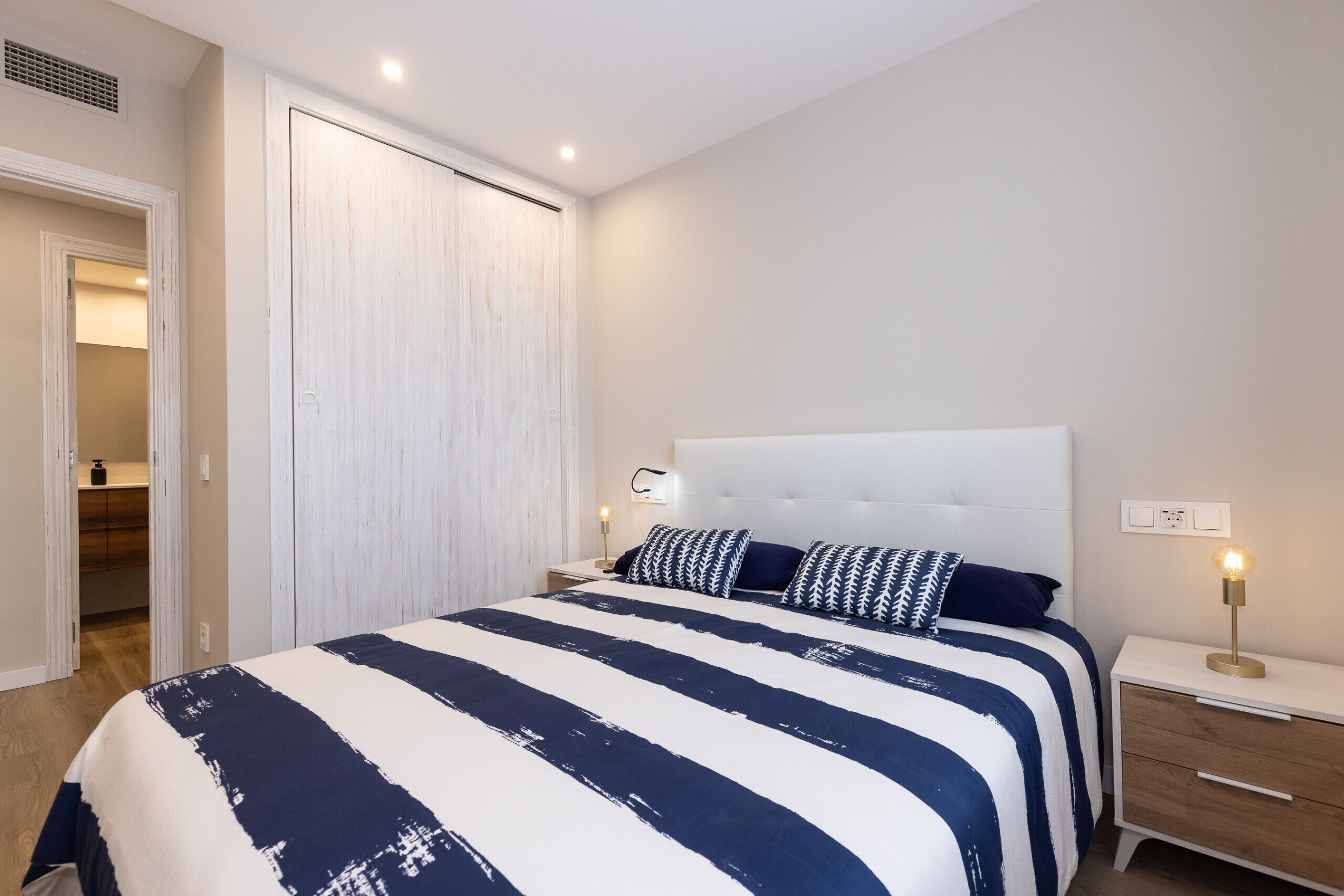 2 slaapkamers, een strijkplank/strijkijzer, gratis wifi, beddengoed