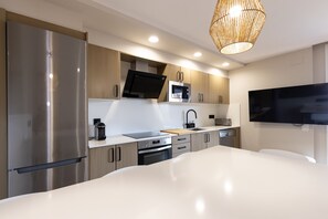 Een koelkast, een microgolfoven, een oven, een vaatwasser